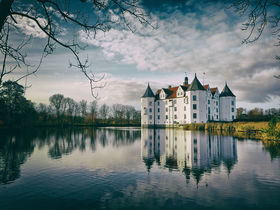 水面に映える幸運の城！ドイツ「グリュッグスブルグ城」