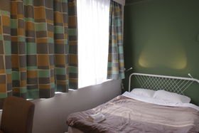 s̐lCzXeuHOSTEL NINIROOMvŕ炷悤ɗ̋LTlC