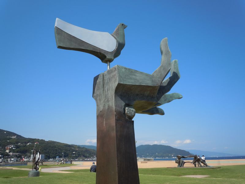 世界的な彫刻作品をタダで見られる！伊東市「なぎさ公園」＆「按針