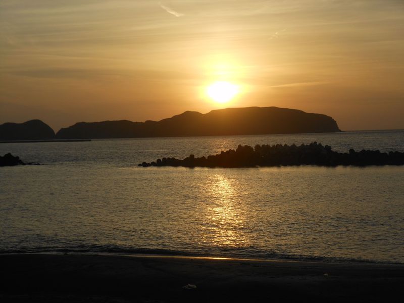 コーガ石の彫刻が点在する前浜海岸通り＆夕日の絶景スポット「本村前浜海岸」