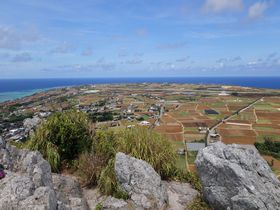 沖縄本島から30分で行ける離島「伊江島」。360度、見渡す限りの絶景がご褒美のタッチュー登山！
