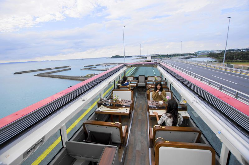 沖縄を走るオープントップのレストランバス！車窓に広がる絶景を見ながら旬の沖縄料理を堪能