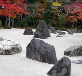 �h�V�u���q�@�v�g�d�X�̉i���Ƀ��_���ȐΒ�h���q�����璭�߁A���̍���R�ŐÎ�ȍg�t�̎����I�̋L���T���l�C��