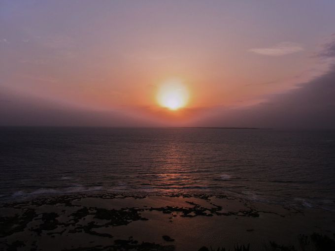 沖縄の海にのびる太陽の道、感動の初日の出の瞬間！