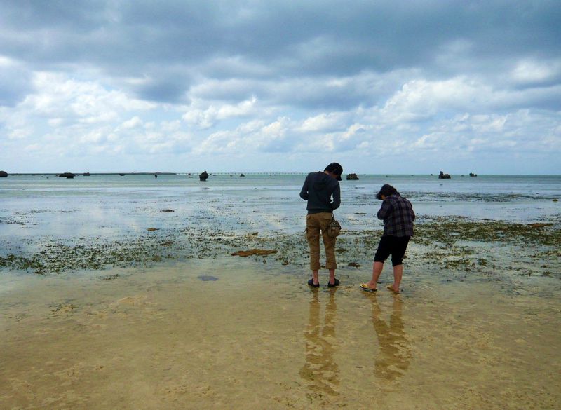 海を歩く！？春の潮が大きく引く沖縄・宮古島の海で「浜下り」体験！