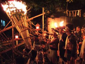 大迫力！炎ひしめく「京都・鞍馬の火祭」は火の粉が舞う！勇壮の映像も！