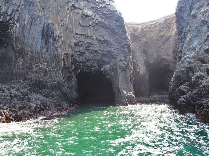 青い海に浮かぶ洞窟・佐賀「七ツ釜」は神秘的な観光スポット