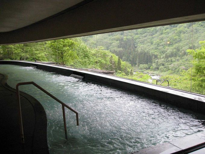 景色のよさについつい長湯になる渓流展望露天風呂