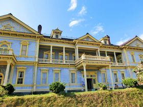 �������m�����z�́u�����ً����v�f�G�ȃh���X�𒅂Ė�������փ^�C���X���b�v�I�̋L���T���l�C��