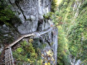 高さ100m以上の崖っぷちを歩く！秘境「黒部峡谷 下ノ廊下」が魅せる究極の峡谷景観