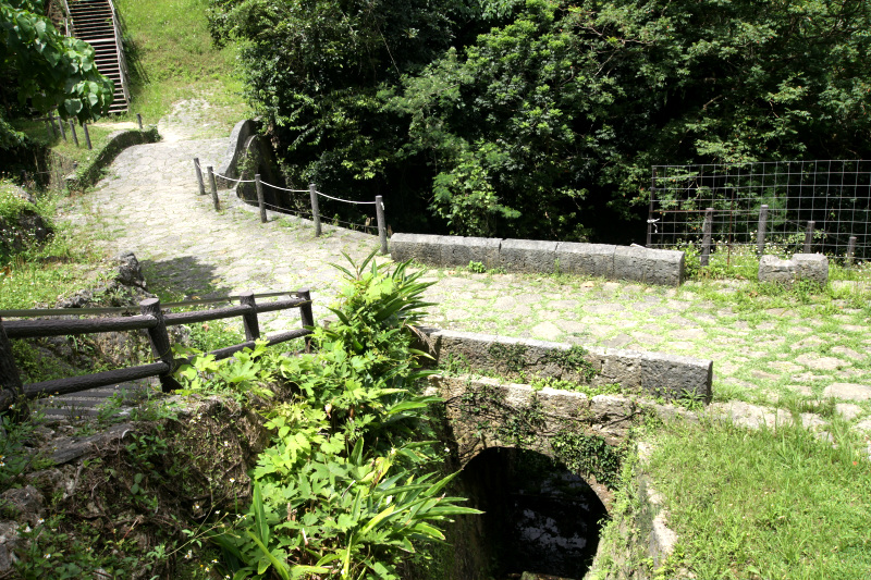 「安波茶橋」の周囲に残る中頭方西海道の石畳道