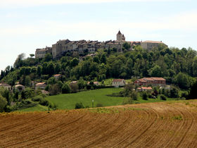 “フランスの最も美しい村”の一つ「ロゼルト」麦畑にたたずむ丘の町