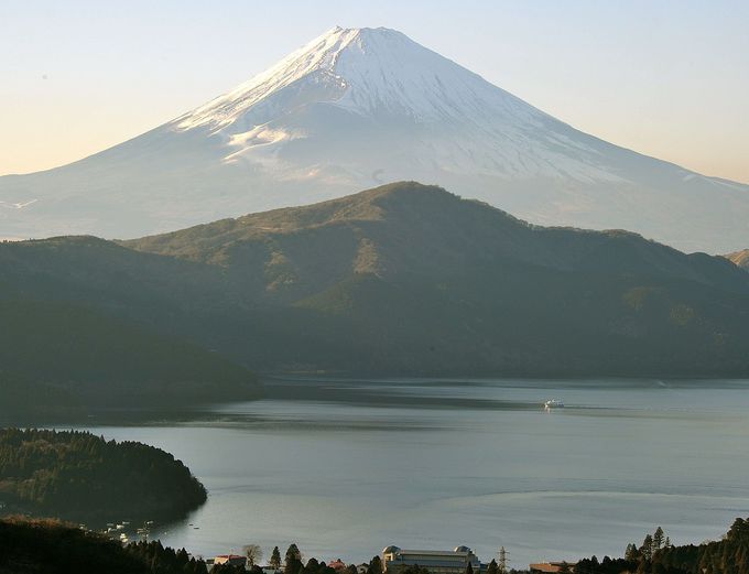 南面は北風の強い寒い日に見ると、雲が出にくく山頂まで眺望可能。芦ノ湖の真後ろに聳える富士を見よう。