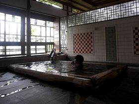 大噴湯が源泉を送り出す木造宿。伊豆河津・峰温泉「花舞 竹の庄」