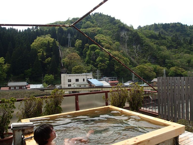 露天風呂から列車が見られる!?長野県・姫川温泉「朝日荘」