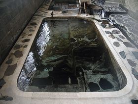 足元湧出の天然マーブル模様の浴槽！山形・赤倉温泉「三之亟」