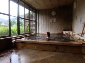 奈良・十津川温泉「庵の湯」ダム湖畔の芳醇な源泉かけ流し