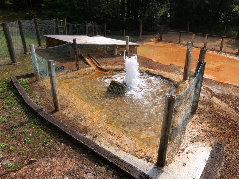 ２m吹き上がる間欠泉は圧巻！島根県木部谷温泉「松の湯」