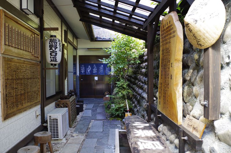 和歌山「ジェイホッパーズ熊野湯峰ゲストハウス」は源泉かけ流しを貸切で