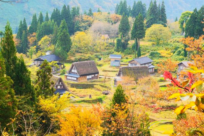世界文化遺産 富山「五箇山合掌造り集落」の里山や田園を散策