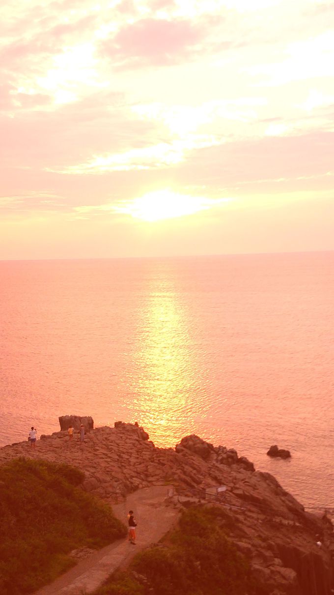 迫力ある断崖と優しい夕陽の対照美