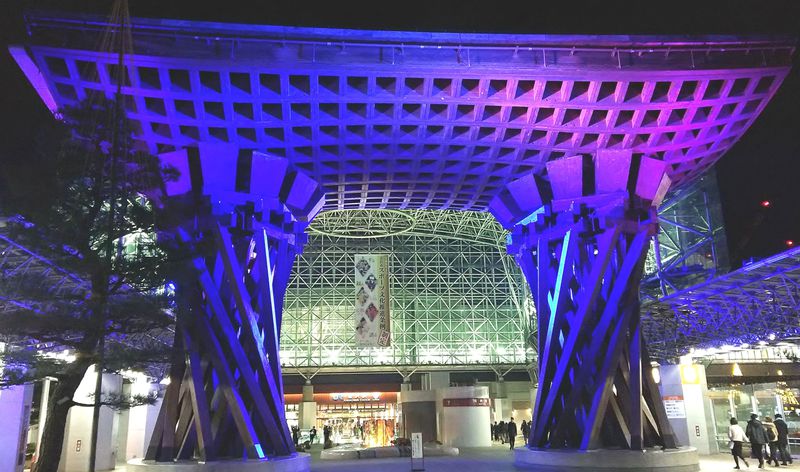 金沢駅東広場が幻想的！「鼓門」が加賀五彩にライトアップ