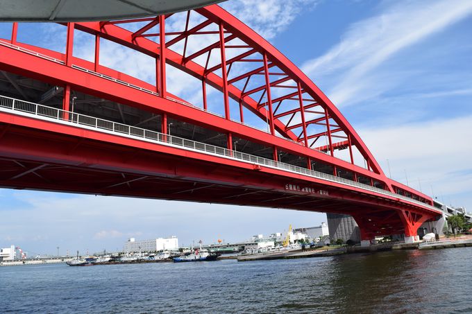 ハイライト！赤のアーチ橋、神戸大橋をくぐる