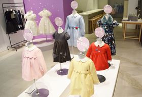 ���ܒ��ڂ̃t�@�~���A��m�낤�B�u�t�@�~���A�̋O�ՓW�v����E�_�ˌ����ɂĊJ�ÁI�̋L���T���l�C��