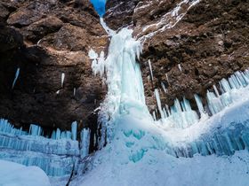 氷の神殿が日光に！世界遺産級の風景「雲竜渓谷」の氷瀑に刮目せよ