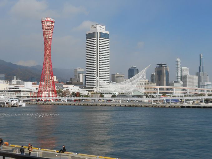 船長さんの修了証をいただいてにっこり。ポートタワーや神戸の港の美しさにもうっとり。