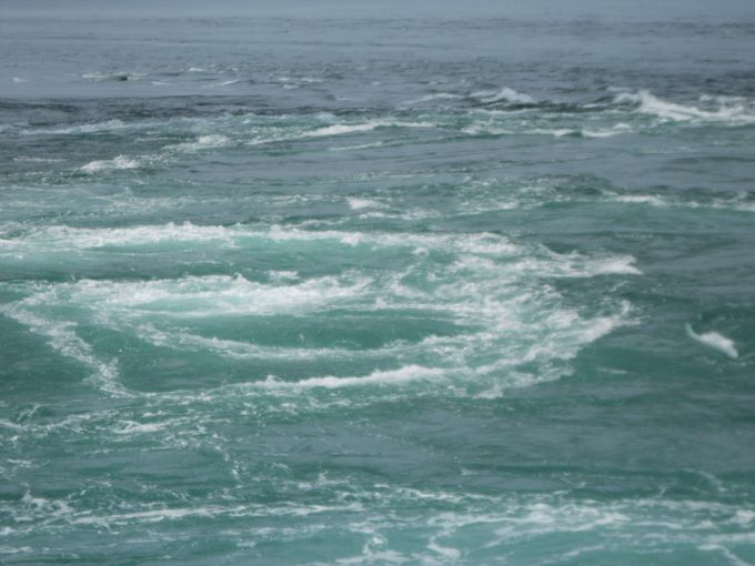 目の前に広がる渦潮は圧巻！大潮の時間帯は大きな渦潮がいくつも！