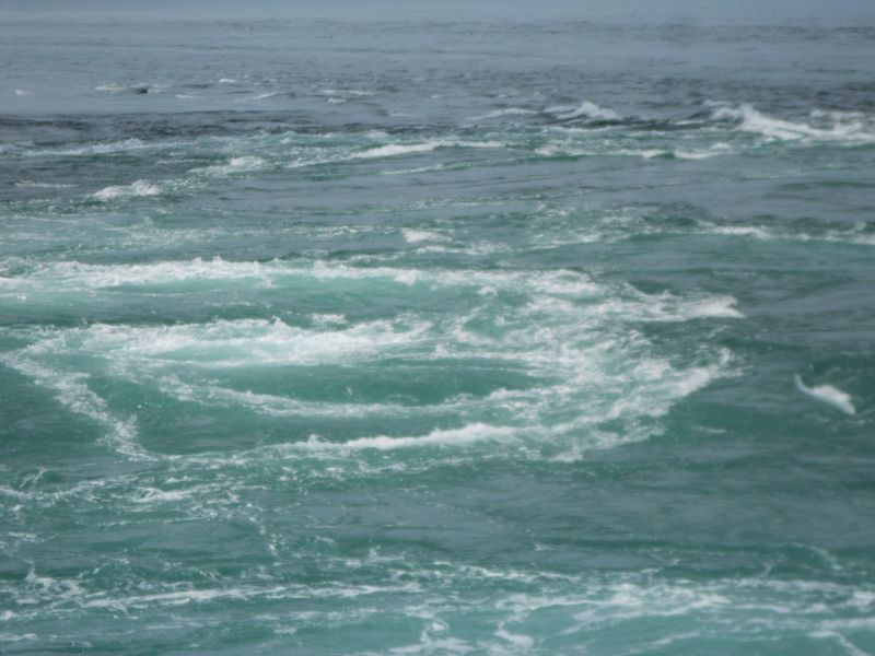 鳴門の渦潮観光でダイナミックな渦潮が楽しめるのは春！大潮の時間を狙うのがコツ。