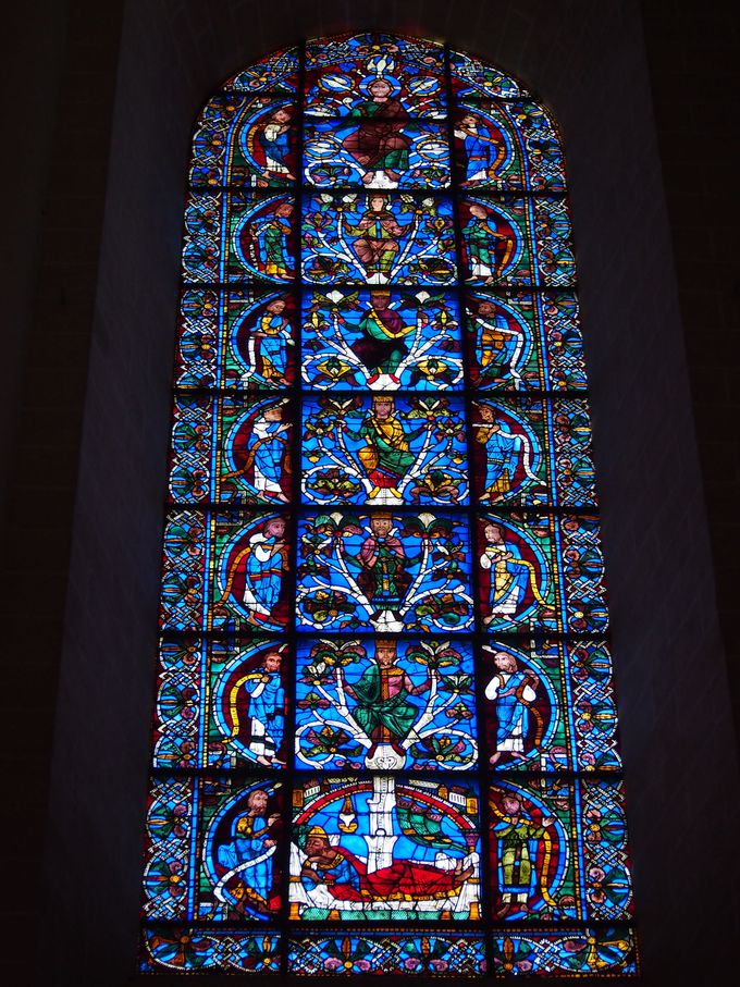 輝くシャルトルブルー！フランスの世界遺産・シャルトル大聖堂 