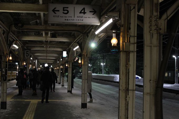 ランプが灯る 小樽駅 裕次郎ホームと本場の立ち食い寿司も人気 北海道 トラベルjp 旅行ガイド