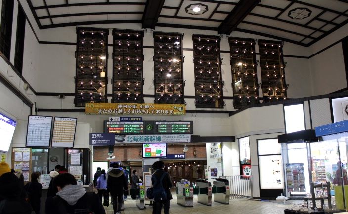 ランプが灯る 小樽駅 裕次郎ホームと本場の立ち食い寿司も人気 北海道 トラベルjp 旅行ガイド