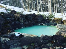春の雪山を登って秘湯「黄金の湯」に入ろう！新潟県妙高市燕温泉