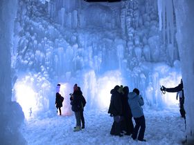 北海道「支笏湖氷濤まつり」は昼も夜も美しい冬のイベント