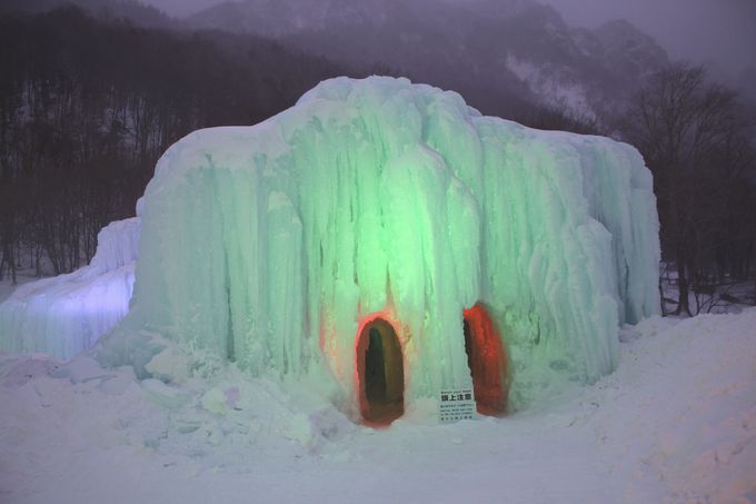 氷瀑まつりのメイン氷像「札幌時計台」