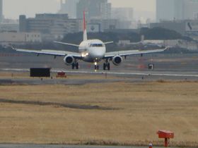 ジェット機が真上を通る!?伊丹空港の飛行機を間近で見よう！