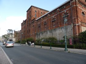 �k��B�u��i�ԗ����v���C�X�v�͂P�O�O�N�̎����ςݏオ�����u�ߑ㉻��Y�v�̋L���T���l�C��