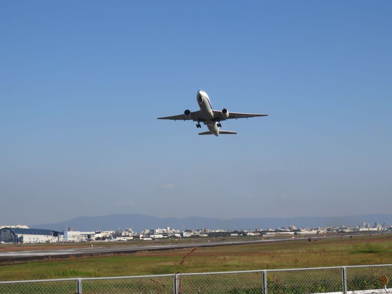 目の前で飛行機が離陸！伊丹空港至近・猪名川堤防は必訪のスポット