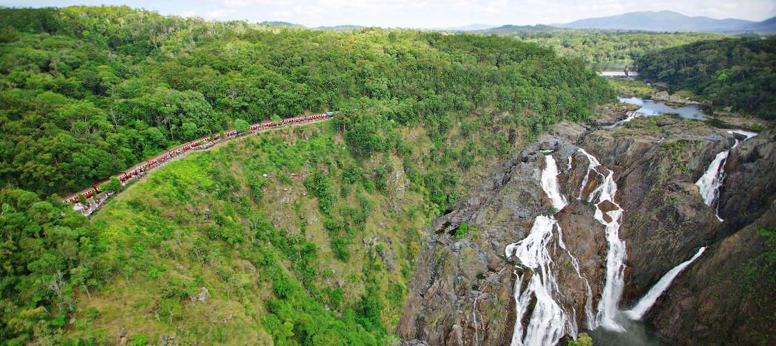 世界遺産の熱帯雨林を駆け抜ける！キュランダ鉄道＆スカイレール