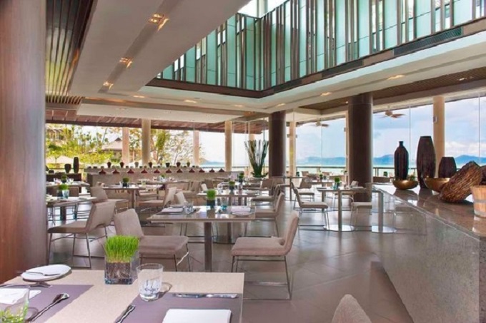 海を眺めながら……贅沢な気分で食事が楽しめるレストラン