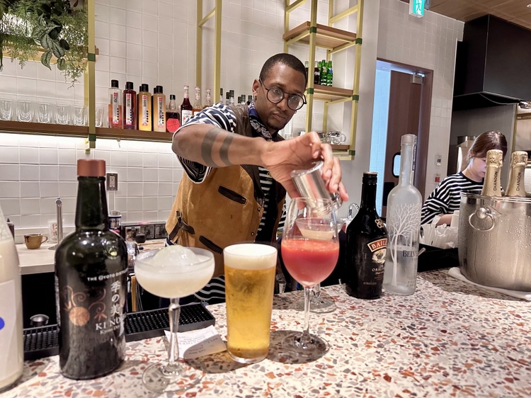 �uTalk Shop�v�̓��X�g�����A�J�t�F�A�o�[�A�R���[�L���O�Ƒ��@�\���