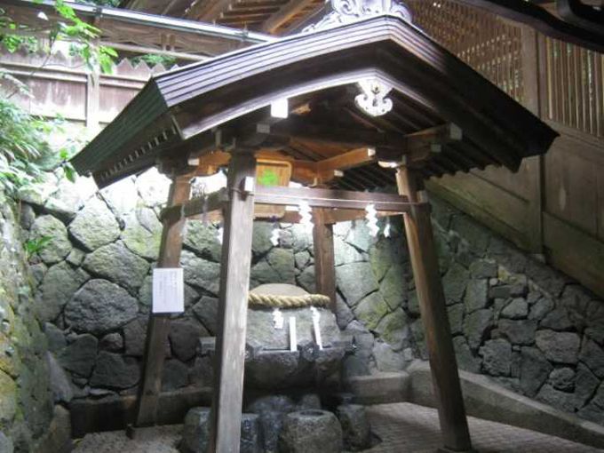 狭井神社の薬井戸