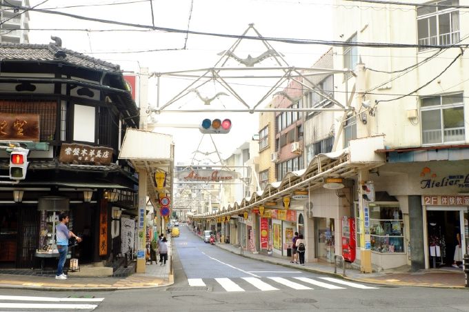 昭和レトロな商店街に行列 熱海プリンカフェ2ndはかわいさ満載 静岡県 Lineトラベルjp 旅行ガイド