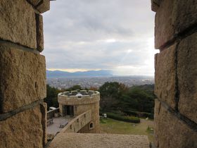 松山城から見える丘の上にヨーロッパの古城を発見！？その実態を探ってみる。