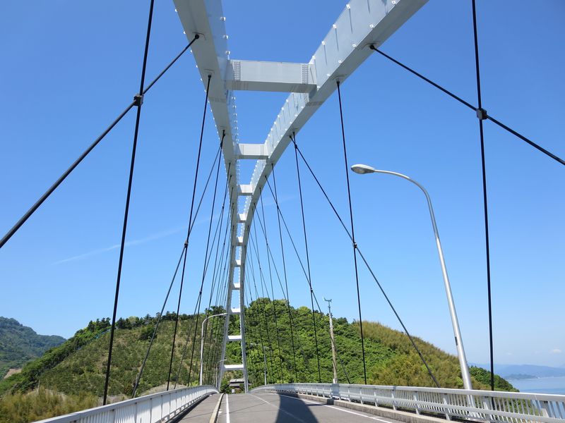 青空に映える岡村大橋。