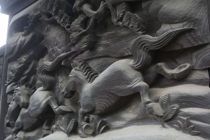 本殿の壁面に施された精巧な彫刻「放駒」