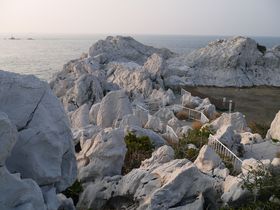 �肢�������I�V��̃p���[�X�g�[���Ɣ����̊��Q���߂���a�̎R���R�ǒ��̋L���T���l�C��